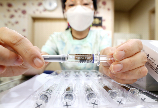 [속보] '상온 노출' 독감백신 접종자 407명…어제보다 83명 늘어
