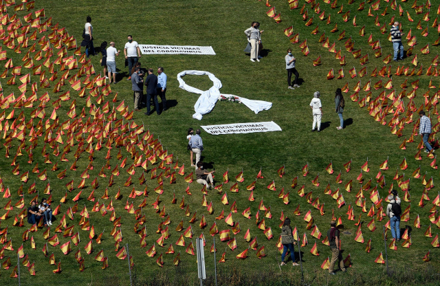 27일(현지시간) 스페인 마드리드의 로마공원에 신종 코로나바이러스 감염증(코로나19) 사망자를 기리는 수천개의 스페인 국기가 꽂혀 있다. 국제통계사이트 월드오미터에 따르면 27일 전 세계 코로나19 누적 사망자수가 100만명을 넘어섰다. /AFP연합뉴스