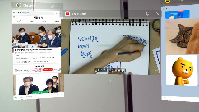 LG유플러스의 ‘U+리얼글래스’로 크롬·유튜브·카카오톡을 실행해 멀티태스킹을 하고 있다./김성태기자