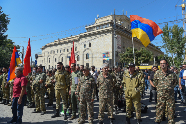 아르메니아혁명연합(ARF) 소속 공무원들이 27일(현지시간) 수도 예레반에 모여 아제르바이잔과의 결전 의지를 다지고 있다. /타스연합뉴스