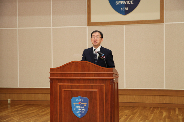 28일 이명구 부산본부세관장이 본부세관에서 열린 취임식에서 “전대미문의 어려운 상황에 처한 국민과 기업을 끝까지 책임진다는 자세로 관세행정을 펼쳐달라”고 주문했다./사진제공=부산본부세관