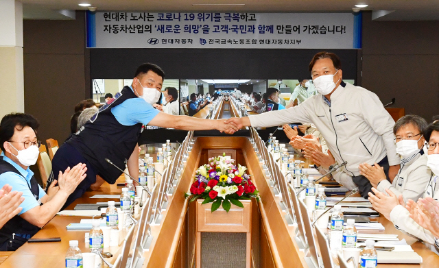 현대자동차 하언태 사장과 이상수 노조 지부장 등이 28일 오후 울산공장 본관 동행룸에서 2020년 임금협상 타결 조인식을 연 가운데 악수를 하고 있다. /사진제공=현대자동차