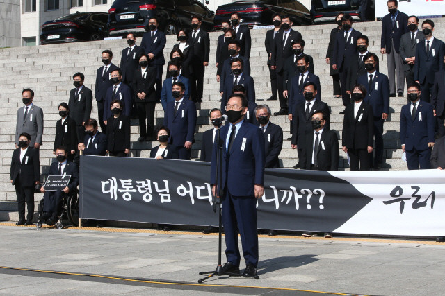 주호영 국민의힘 원내대표가 28일 국회 본청 앞 계단에서 열린 ‘북한의 우리 국민 학살만행 규탄 긴급의원총회’에서 규탄 발언을 하고 있다. /연합뉴스