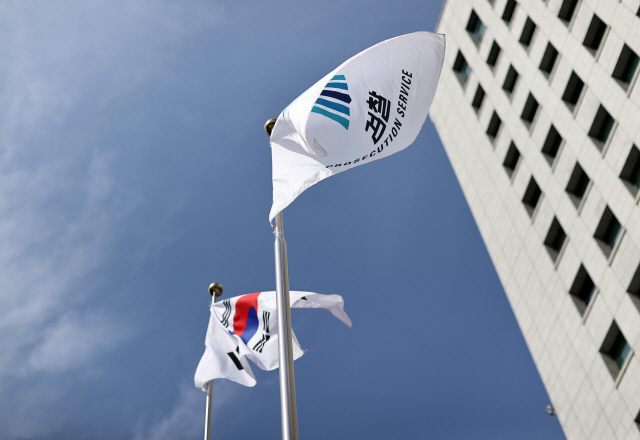 청와대에서 제2차 국정원·검찰·경찰 개혁 전략회의가 열리는 21일 서울 서초구 대검찰청에서 검찰기가 바람에 흔들리고 있다.