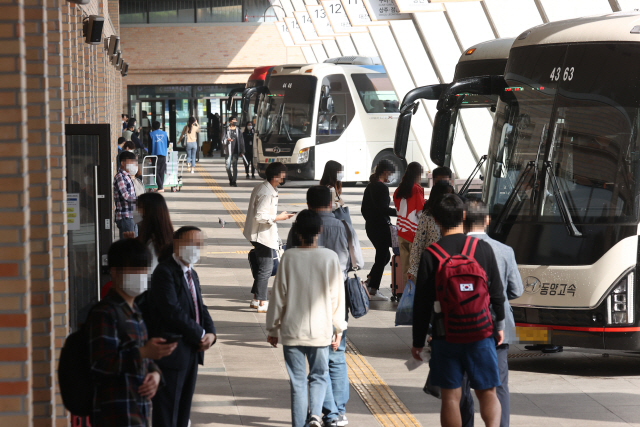 추석을 앞둔 29일 오전 서울 서초구 고속버스터미널에서 시민들이 탑승을 기다리고 있다. /연합뉴스