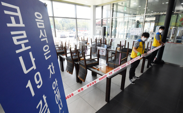 28일 경부고속도로 부산방면 기흥휴게소에서 관계자들이 식당 좌석을 철거한 뒤 취식 구역을 폐쇄하고 있다./용인=오승현기자