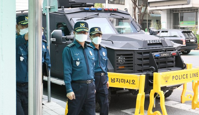 김창룡 경찰청장이 29일 오후 보수단체의 개천절 집회 신고 현장인 서울 광화문광장 일대를 점검하고 있다. 경찰은 서울 외곽부터 도심까지 95개 검문소를 운영해 집회 차량의 진입을 막고, 불법시위 차량 운전자의 면허를 정지·취소하는 등 엄정 대응 방침을 내놨다./오승현기자 2020.09.29