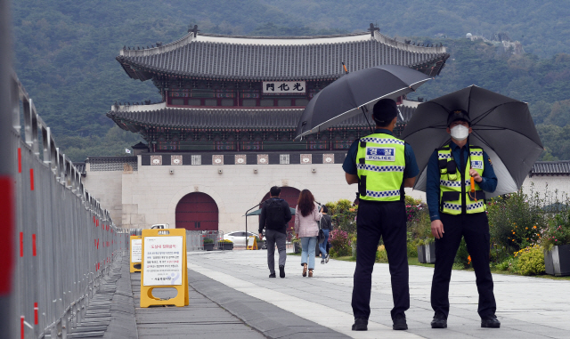 보수단체가 예고한 ‘드라이브 스루 집회’ 등 개천절 도심 집회를 앞둔 29일 오후 서울 광화문광장에 집회 금지 안내판과 펜스 등이 설치돼 있다. 정세균 국무총리는 이날 국무회의에서 “정부는 집회를 강행하고자 한다면 법이 허용하는 모든 수단을 강구할 수밖에 없다”고 말했다./오승현기자