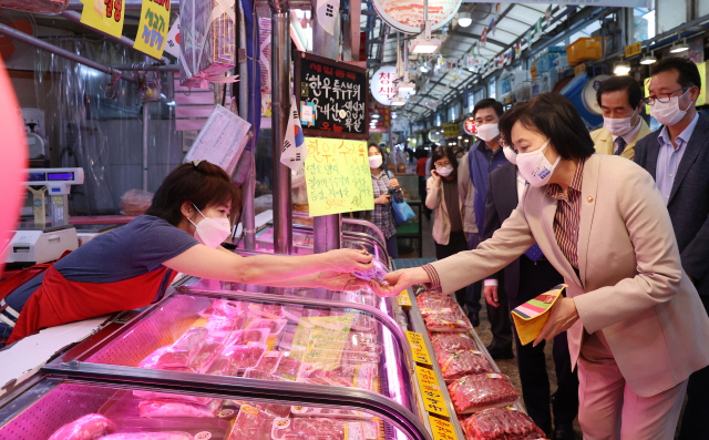 박영선(오른쪽) 중소벤처기업부 장관이 29일 오전 추석을 맞아 서대문구에 위치한 독립문영천시장의 한 상점에서 고기를 구입하고 있다. /사진제공=중기부