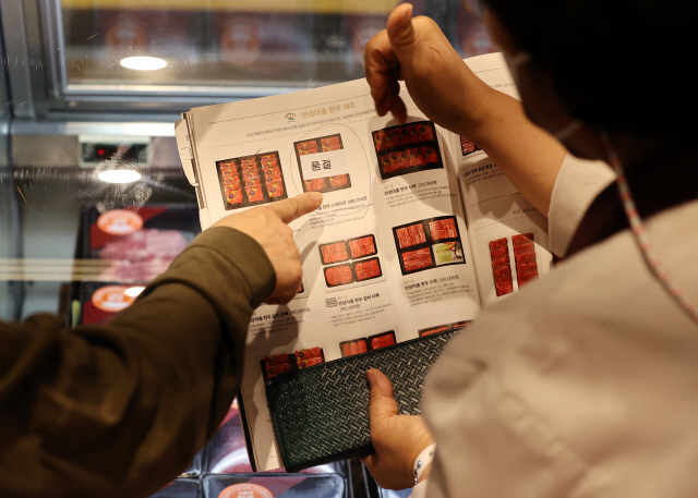 지난달 23일 서울 신세계백화점 본점을 찾은 고객이 추석 한우세트 상품을 살펴보고 있다. /연합뉴스