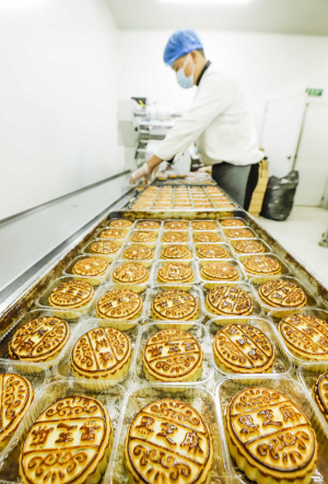 중국 중추절을 일주일 가량 앞둔 지난 25일 대표적인 전통음식인 월병이 중국 허베이성 탕산의 한 식품공장에서 제작되고 있다. /신화연합뉴스