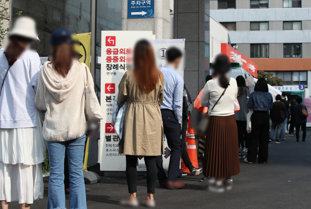 추석 연휴 첫날인 30일 서울 중구 국립중앙의료원 코로나19 선별진료소 앞이 사람들로 붐비고 있다. /연합뉴스