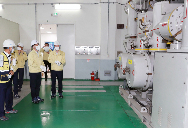 성윤모(오른쪽 두번째) 산업통상자원부 장관이 한국전력 중부변전소의 시설들을 둘러보고 있다.