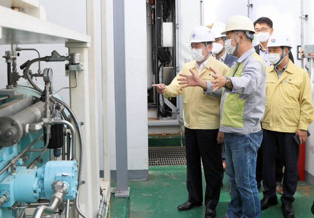 정승일(왼쪽) 산업통상자원부 차관이 수소충전소의 안전 운영에 대해 점검하고 있다.