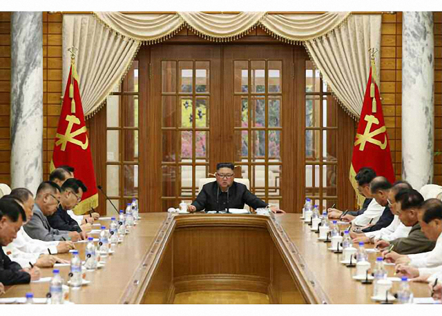 노동당 정치국회의를 주재하는 김정은 북한 국무위원장. /노동신문 홈페이지 캡처