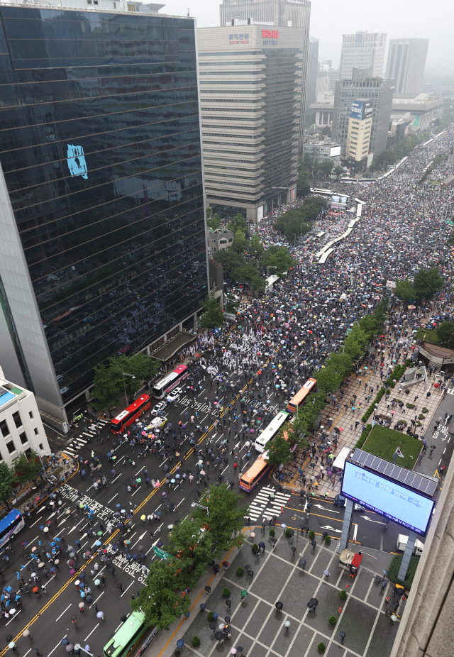지난 8월 15일 오후 서울 세종대로에서 정부와 여당 규탄 집회 참가자들이 길을 가득 메우고 있다./연합뉴스