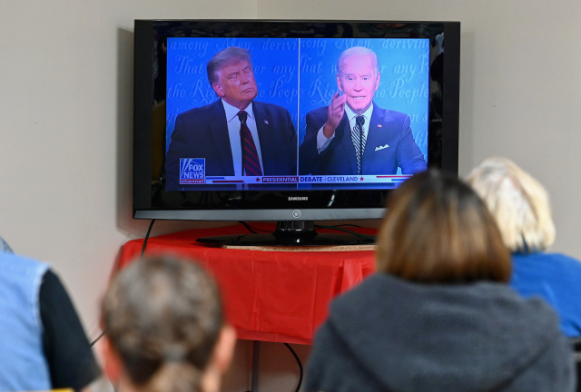 트럼프 지지자들이 30일 미국 대선 첫 TV 토론회를 지켜보고 있다. /AFP연합뉴스