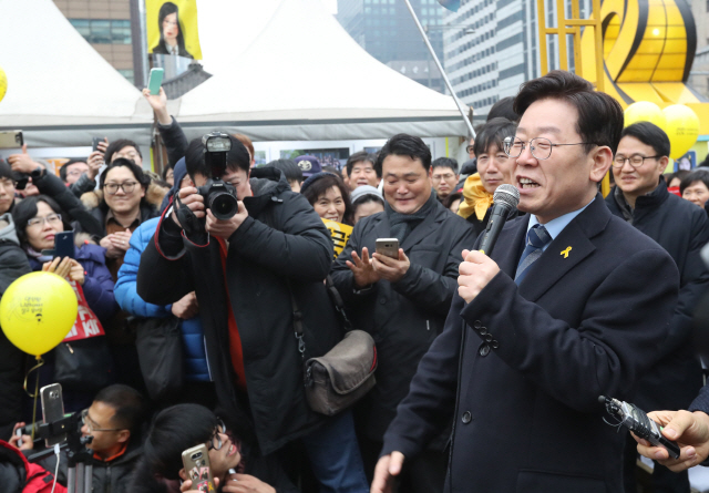 2017년 2월 당시 이재명 성남시장이 박근혜 대통령 퇴진촉구 촛불집회가 열린 서울 광화문 광장에서 강연을 하고 있다. /연합뉴스
