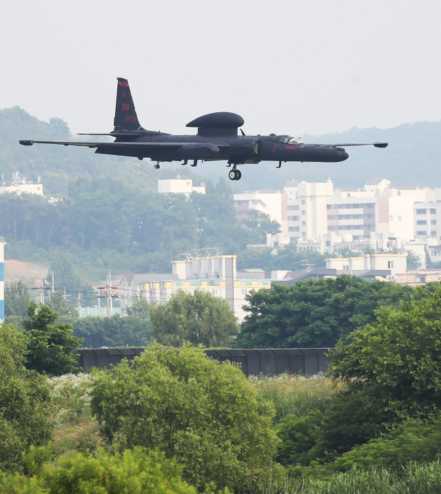 경기도 평택시 주한미공군 오산기지에서 고공 정찰기 U-2S가 임무를 마치고 착륙하고 있다. /연합뉴스
