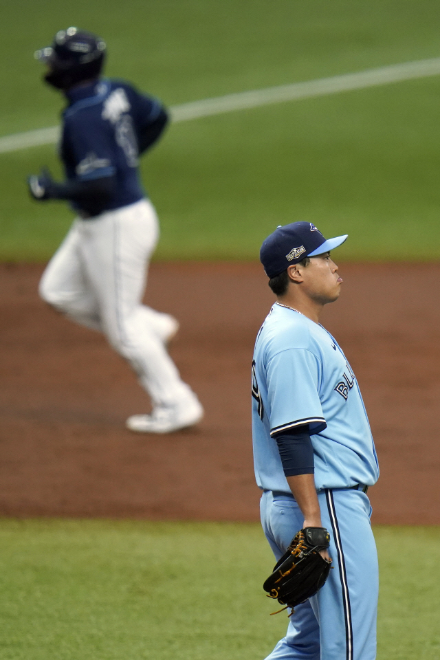 토론토 류현진이 1일 와일드카드 시리즈 탬파베이전에서 마이크 주니노에게 투런 홈런을 맞은 뒤 아쉬워하고 있다. /세인트피터즈버그=AP연합뉴스