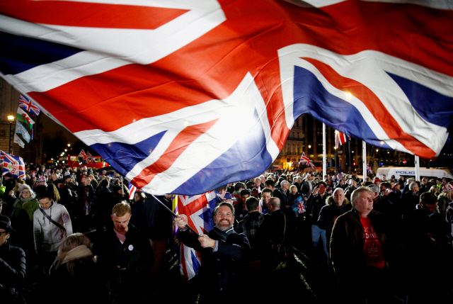 영국이 유럽연합(EU)을 탈퇴한 지난 1월31일(현지시간) 런던에서 ‘브렉시트’를 환영하는 시민들이 영국 국기를 흔들고 있다. /로이터연합뉴스
