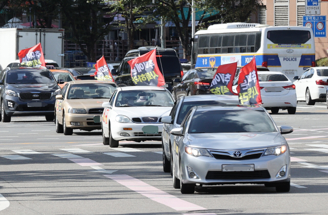 개천절 차량 집회를 예고한 보수단체 새로운 한국을 위한 국민운동 회원들이 지난 9월 26일 오후 서울 시내 거리에서 추미애 법무부 장관 사퇴를 촉구하고 정부의 ‘반미친중’ 정책을 규탄하는 카퍼레이드를 벌이고 있다. /연합뉴스