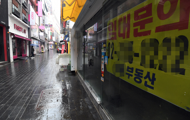 관광객과 시민들의 발길이 끊겨 을씨년스러운 모습을 보이는 서울 중구 명동거리의 폐업한 상가들에 임대 안내문이 붙어 있다./오승현기자