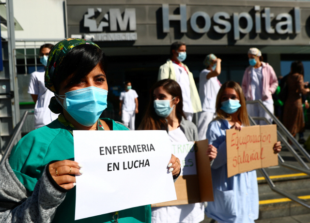 지난달 28일(현지시간) 스페인 마드리드에서 근무환경 개선을 요구하는 간호사들이 시위를 벌이고 있다./로이터연합뉴스