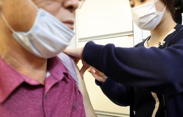 28일 서울 동대문구 한 병원에서 시민이 독감 예방접종을 받고 있다./연합뉴스