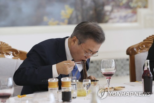 문재인 대통령이 2018년 9월19일 평양 옥류관에서 평양냉면을 먹고 있다. /연합뉴스