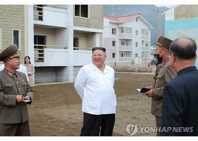 북한 김정은 국무위원장이 강원도 김화군 피해 복구 현장을 현지지도했다고 2일 노동당 기관지 노동신문이 보도했다. /연합뉴스