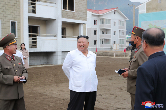 북한 김정은 국무위원장이 김화군 수해 복구 현장을 현지지도했다고 2일 조선중앙통신이 보도했다. 김여정 북한 노동당 제1부부장이 먼발치에서 김 위원장을 지켜보고 있다./연합뉴스