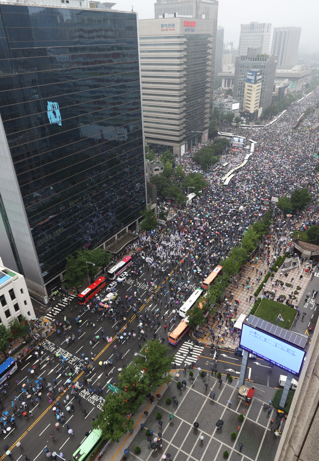 “개천절 집회 이번만큼은 안했으면”...눈물짓는 광화문 상인들