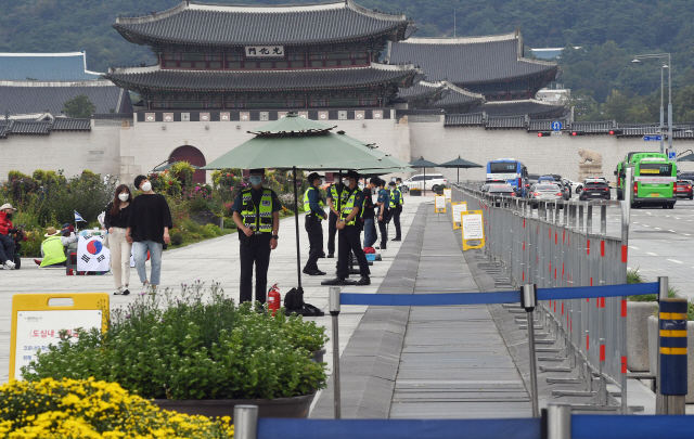 29일 오후 서울 광화문광장에 집회 금지 안내판과 펜스 등이 설치돼 있다. 정세균 국무총리는 이날 국무회의에서 “정부는 집회를 강행하고자 한다면 법이 허용하는 모든 수단을 강구할 수밖에 없다”고 말했다./오승현기자