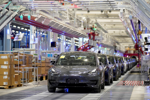지난 1월 테슬라 중국 상하이 공장에서 열린 차량 인도 이벤트에서 ‘모델3’ 차량이 줄지어 나오고 있다. /로이터연합뉴스