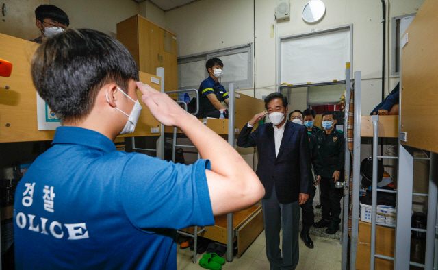 이낙연 민주당 대표가 지난 2일 오전 서울지방경찰청 기동본부 5기동단51중대 생활관을 찾아 의경을 격려하고 있다. /연합뉴스