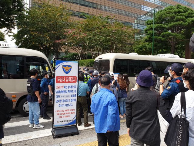 3일 서울 광화문광장 인근에서 세종대로로 진입을 원하는 시민들과 경찰이 대치하고 있다./한민구기자