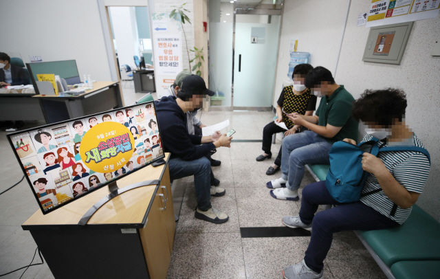 지난달 24일 소상공인시장진흥공단 서울중부센터에서 시민들이 관련 상담을 받고 있다. /연합뉴스