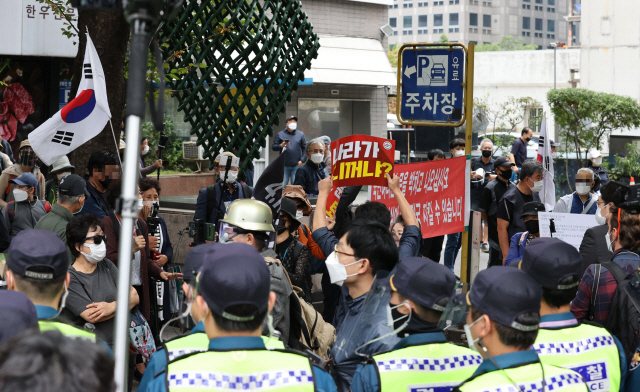 개천절인 3일 오후 서울 종로1가 종로구청 입구 사거리 부근에서 도심 집회를 시도하는 시위 참가자들이 경찰에 막혀 있다. /연합뉴스