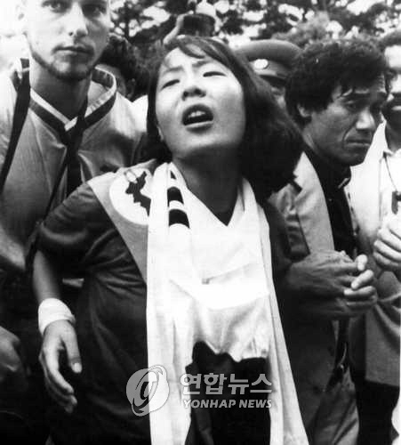 1989년 7월 판문점 통과를 포기한 임수경 전 의원이 태극기를 목에 두른채 되돌아가고 있다. /연합뉴스