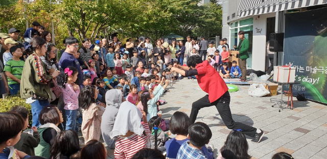 수원 광교에 있는 오드카운티단지에서 축제가 열리고 있다. /사진젠공=경기도