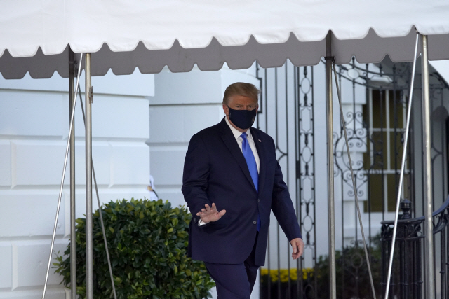 트럼프 대통령이 지난 2일(현지시간) 군병원으로 가기 위해 백악관을 나서고 있다. /AP연합뉴스