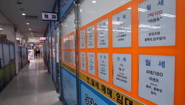 서울 송파구 한 아파트 상가의 공인중개사무소 주변이 한산한 모습을 보이고 있다. /연합뉴스