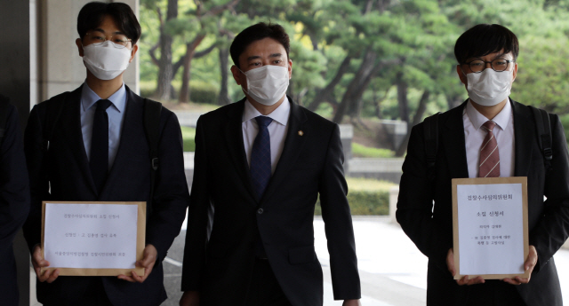 검찰, '故 김홍영 검사 폭행 혐의' 전직 부장검사 소환조사