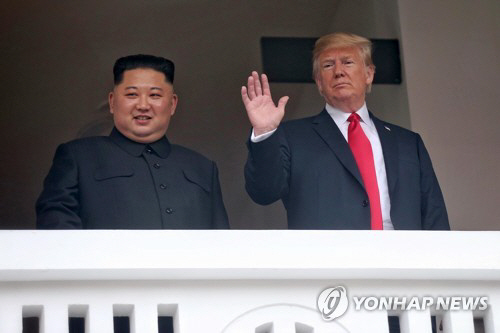 지난 2018년 6월 싱가포르에서 열린 북미 정상회담 당시 도널드 트럼프(오른쪽) 미국 대통령과 김정은 북한 국무위원장. /연합뉴스