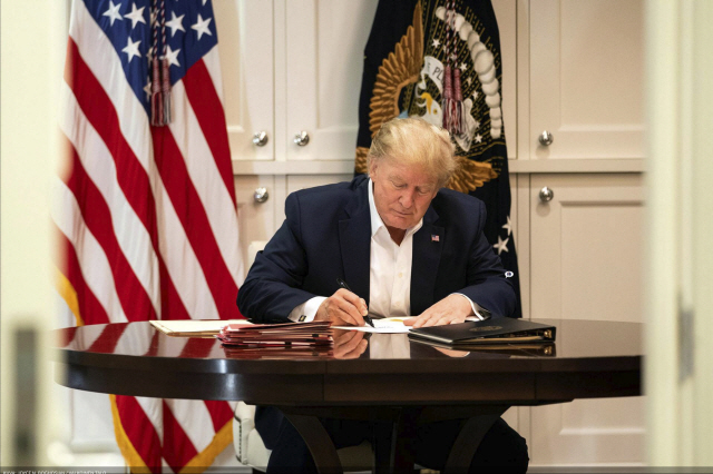 백악관 비서실장 “트럼프 대통령 상태, 공개된 것보다 훨씬 심각했다”