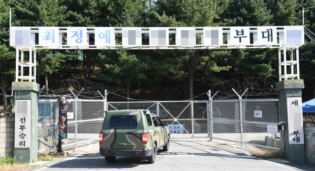 신종 코로나바이러스 감염증(코로나19) 확진자가 무더기로 발생한 경기도 포천의 육군 부대에 군 차량이 들어가고 있다. 군은 이 부대 부대원 230여명을 대상으로 전수검사를 벌였으며 이날 오전7시 기준 36명의 확진자가 나왔다.   /포천=오승현기자