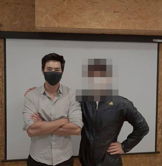 채권자 A씨가 이근 대위와 갈등을 해결했다며 SNS에 게재한 사진