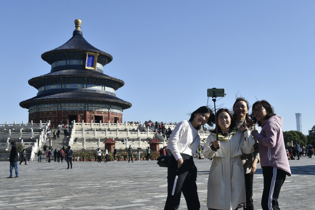 4일 중국 베이징의 천단공원에서 관광객들이 마스크도 쓰지 않고 사진찍기에 열중하고 있다. /신화망 캡처