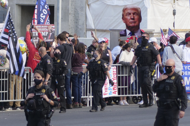 도널드 트럼프 미국 대통령 지지자들이 4일(현지시간) 트럼프 대통령이 입원한 매릴랜드 베데스다의 월터 리드 군 병원 앞에모여 있다. /AP연합뉴스